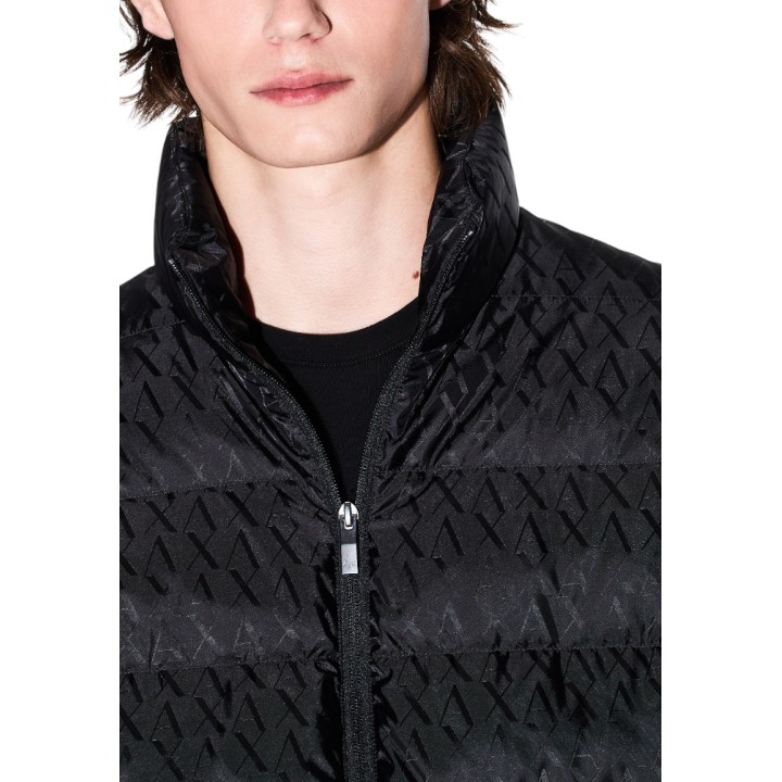 Armani Exchange chaqueta acolchada de hombre negra detalle del cuello y cierre