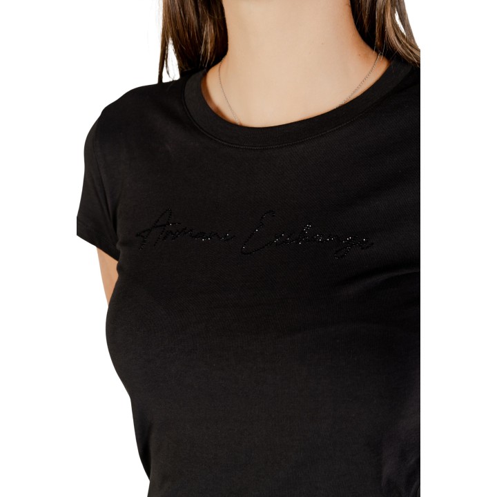 Detalle de camiseta negra de mujer Armani Exchange