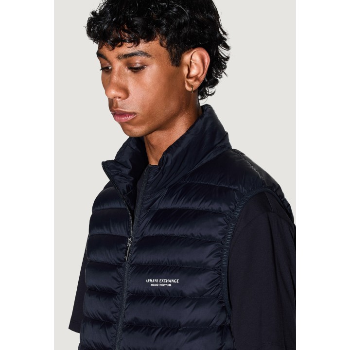 Detalle frontal del chaleco de hombre Armani Exchange azul oscuro acolchado