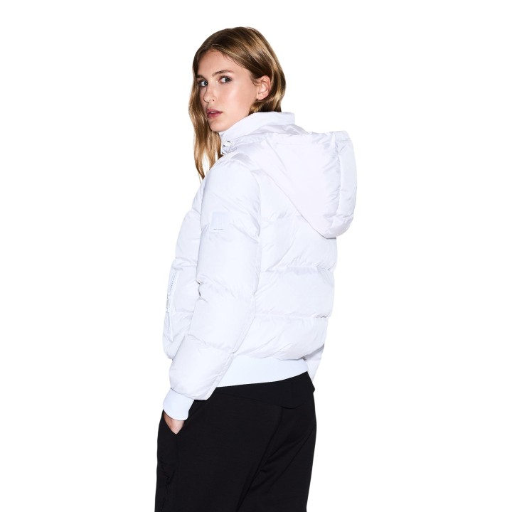 Armani Exchange chaqueta acolchada blanca de mujer vista de tres cuartos