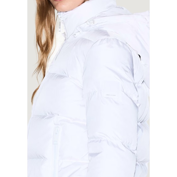 Detalle de chaqueta acolchada blanca Armani Exchange de mujer