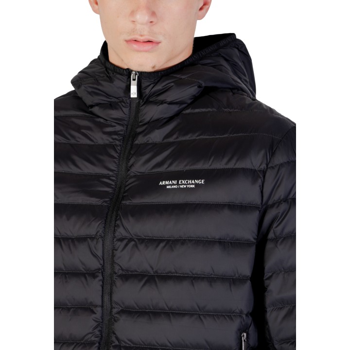 Detalle de chaqueta acolchada negra Armani Exchange con capucha y logo