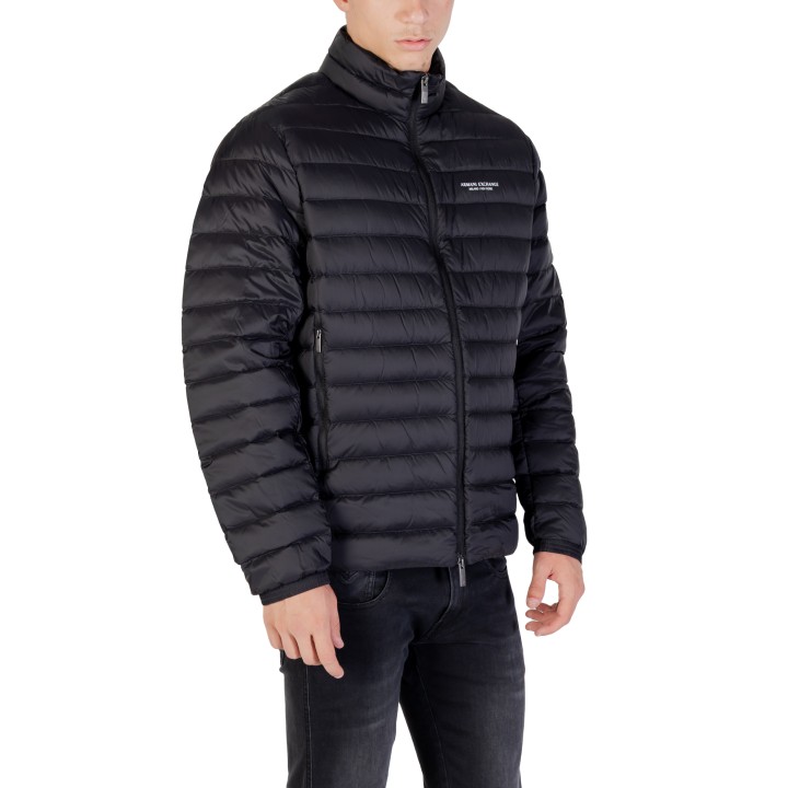 Armani Exchange chaqueta plumífera negra para hombre vista tres cuartos