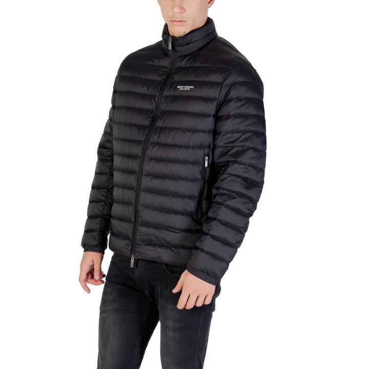 Armani Exchange chaqueta plumífera negra para hombre vista tres cuartos