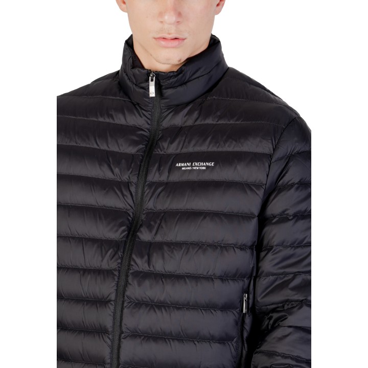 Detalle de chaqueta plumífera negra Armani Exchange para hombre