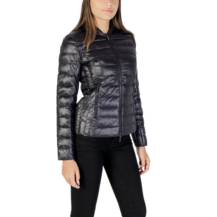Chaqueta negra de mujer Armani Exchange XW001920 AF18757 vista tres cuartos