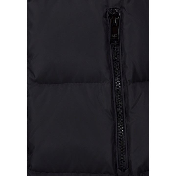 Armani Exchange chaqueta acolchada negra de mujer detalle de cremallera