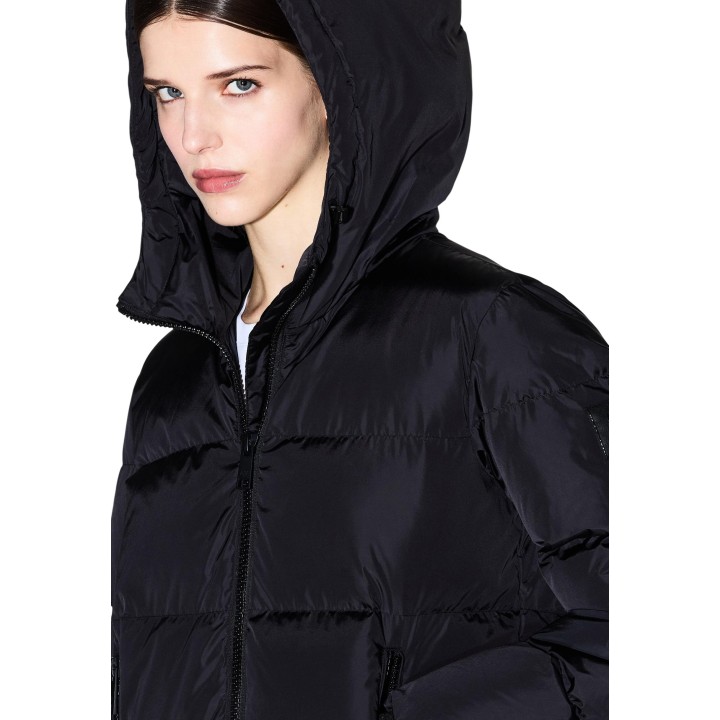 Armani Exchange chaqueta acolchada negra de mujer detalle de capucha