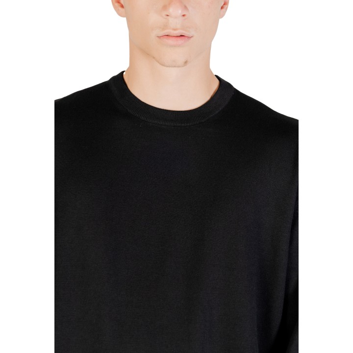 Detalle del cuello y tejido del jersey negro Armani Exchange XM001278 AF10454