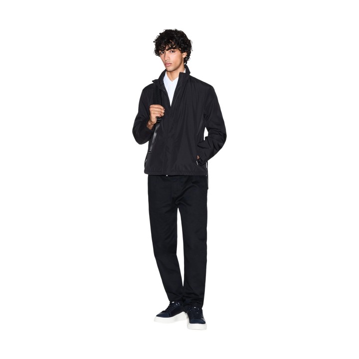 Armani Exchange chaqueta de hombre negra vista de tres cuartos