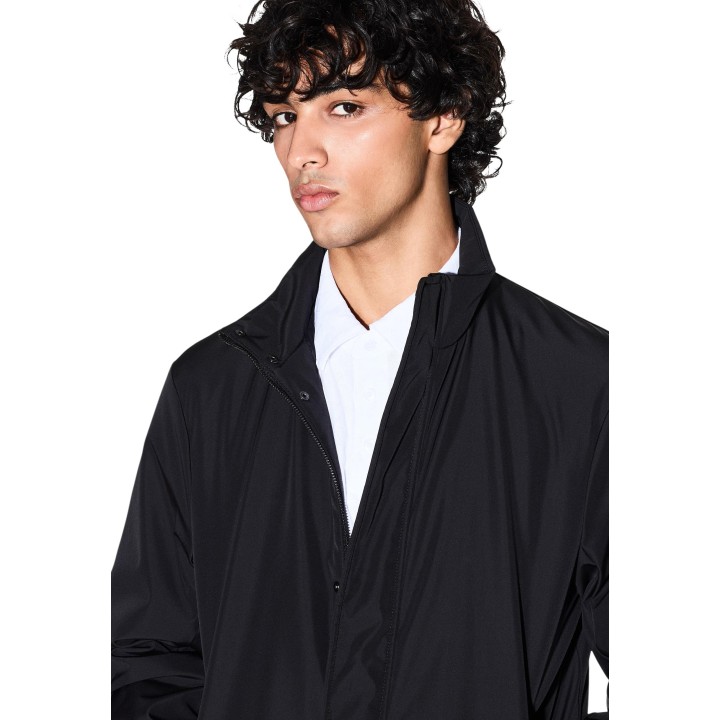 Detalle frontal de chaqueta negra de hombre Armani Exchange
