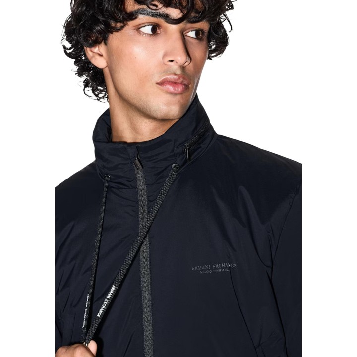 Detalle frontal de chaqueta negra Armani Exchange XM001583 AF19196