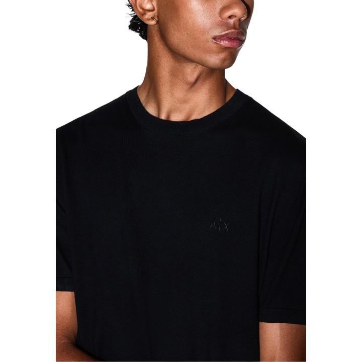 Detalle del cuello y logotipo de camiseta negra Armani Exchange de hombre
