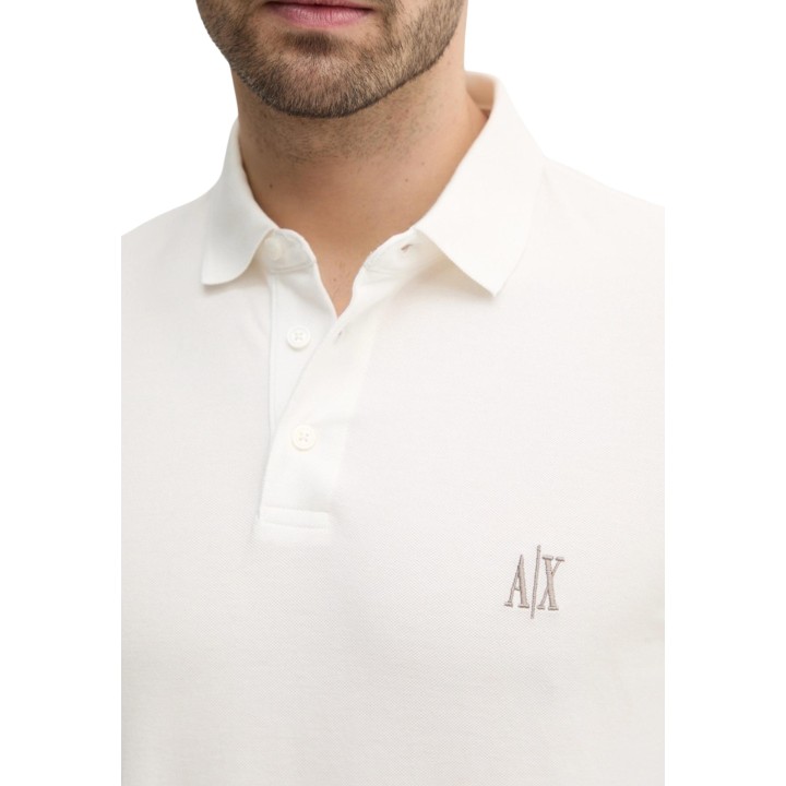 Polo blanco de hombre Armani Exchange XM000367 AF13022 detalle frontal del cuello y logo