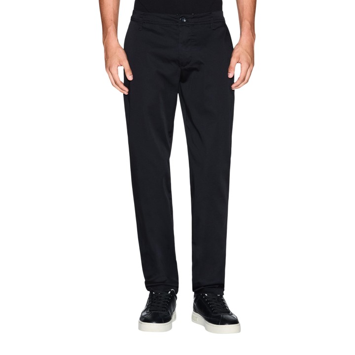 Armani Exchange pantalón de hombre negro XM001162 AF13236 vista frontal puesto