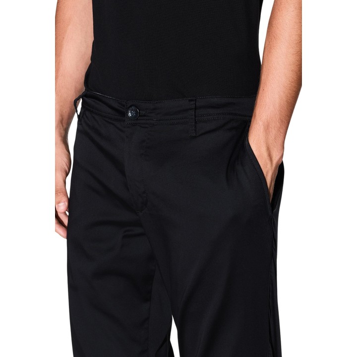 Detalle frontal de la cintura del pantalón negro Armani Exchange de hombre