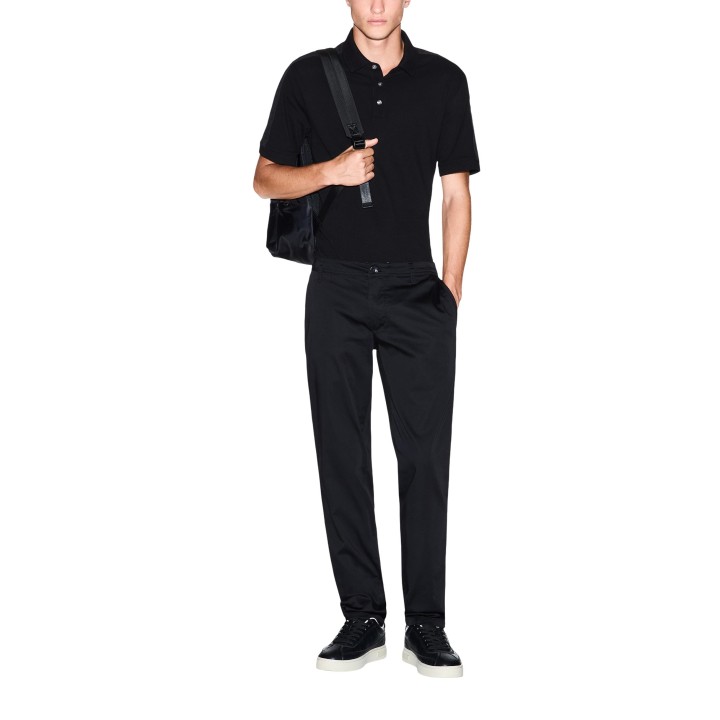 Armani Exchange pantalón de hombre negro XM001162 AF13236 vista frontal puesto