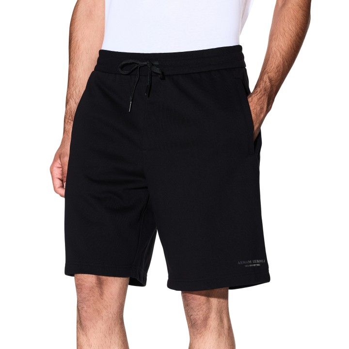 Armani Exchange pantalón corto de hombre negro vista frontal en modelo