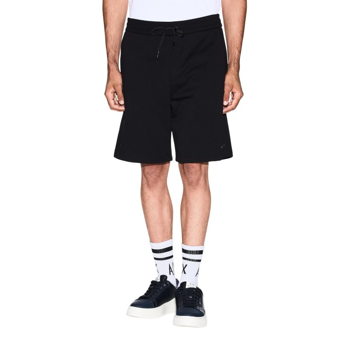 Armani Exchange pantalón corto de hombre negro vista frontal en modelo