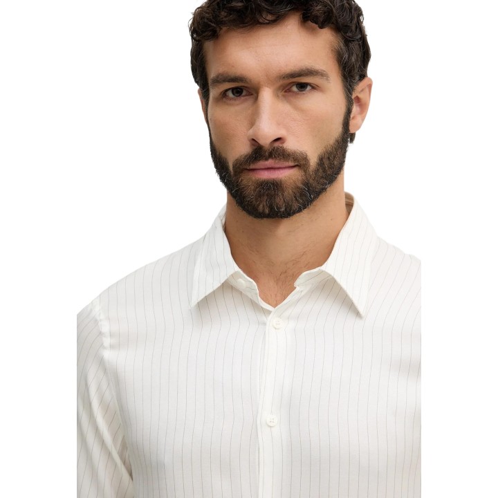 Armani Exchange camisa de hombre blanca con rayas marrones detalle del cuello