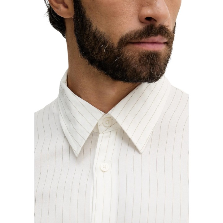 Armani Exchange camisa de hombre blanca con rayas marrones detalle del cuello y tejido