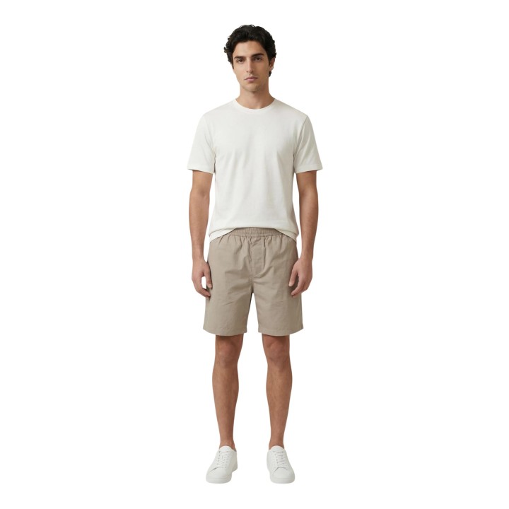 Armani Exchange pantalón corto de hombre beige en modelo vista frontal