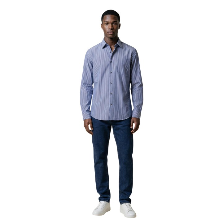 Armani Exchange camisa de hombre azul y blanca a rayas vista frontal de cuerpo entero