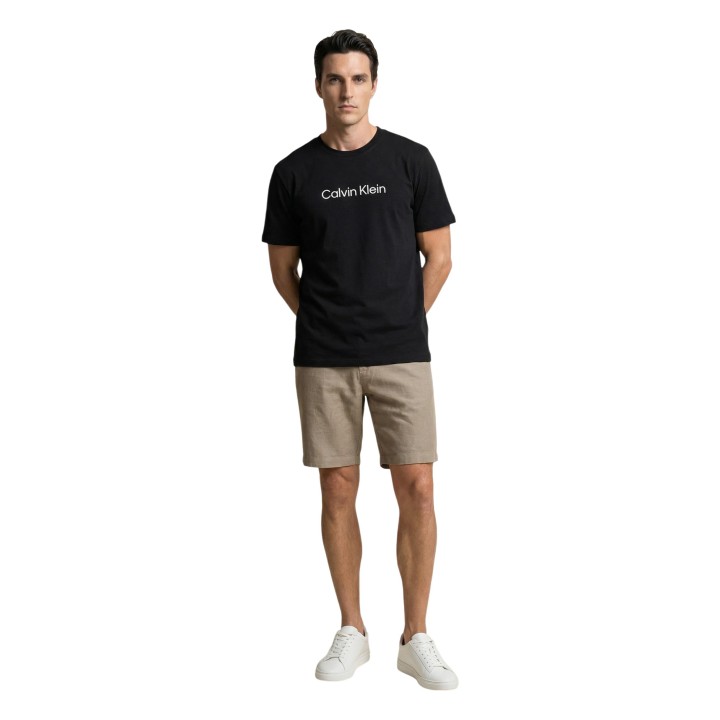 Armani Exchange pantalón corto de hombre verde oliva vista de tres cuartos
