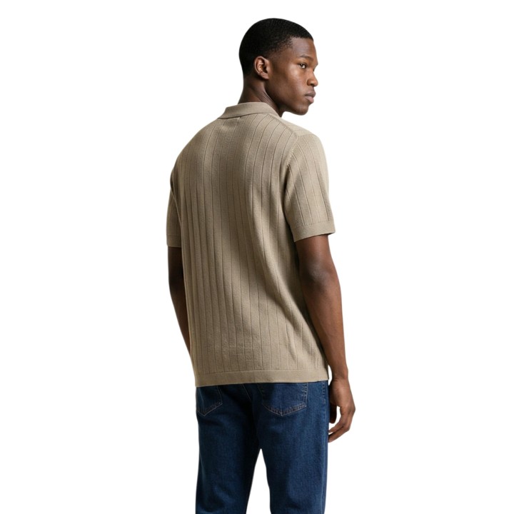 Armani Exchange jersey polo de hombre taupe de punto vista posterior tres cuartos