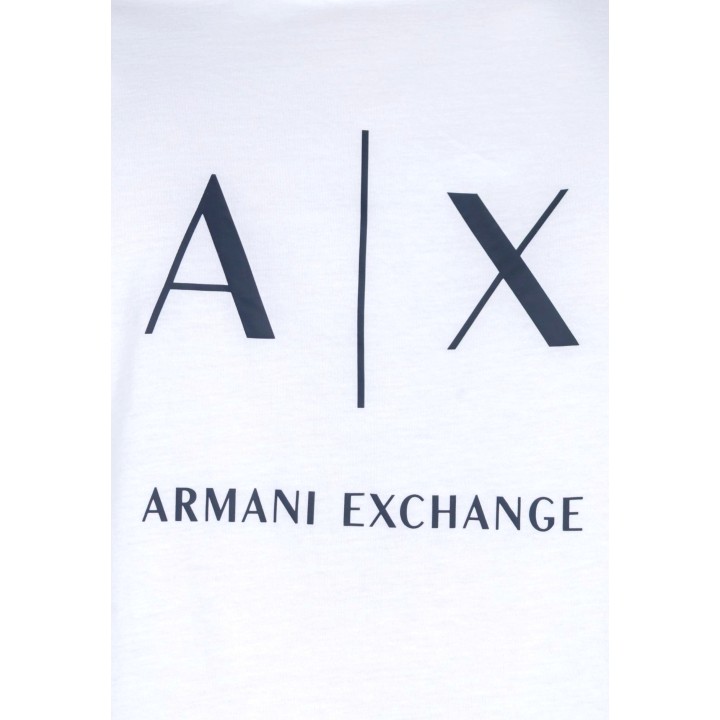 Detalle del logotipo Armani Exchange en camiseta blanca de hombre