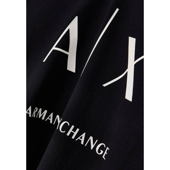 Detalle del logotipo Armani Exchange en camiseta negra de manga larga para hombre