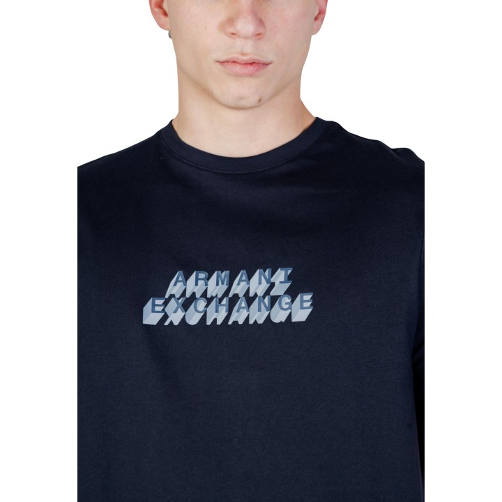 Detalle frontal de camiseta de hombre Armani Exchange azul oscuro con logotipo