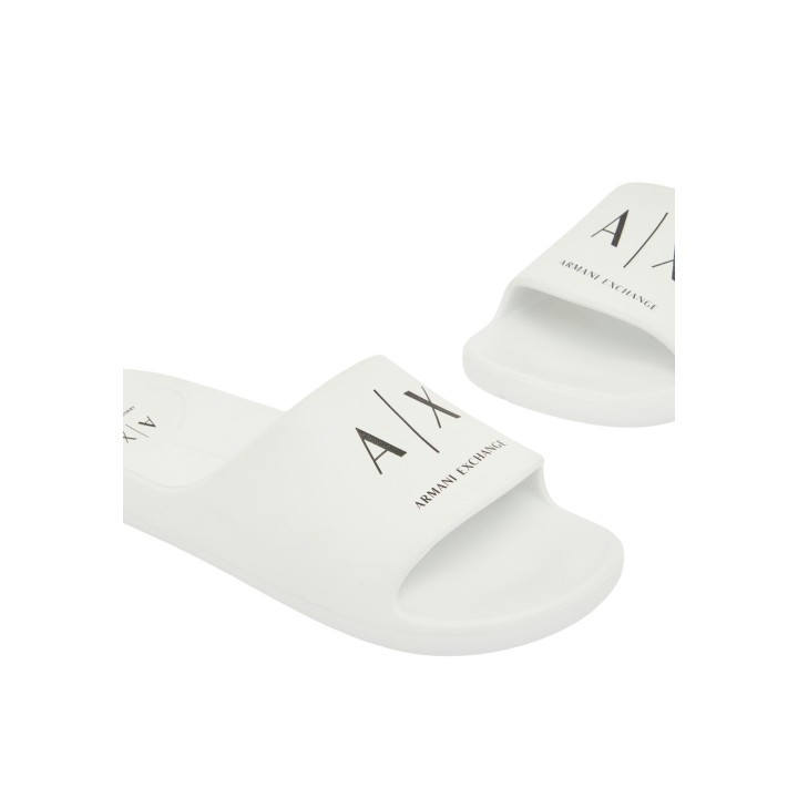 Detalle de chanclas de hombre Armani Exchange blancas con logo negro