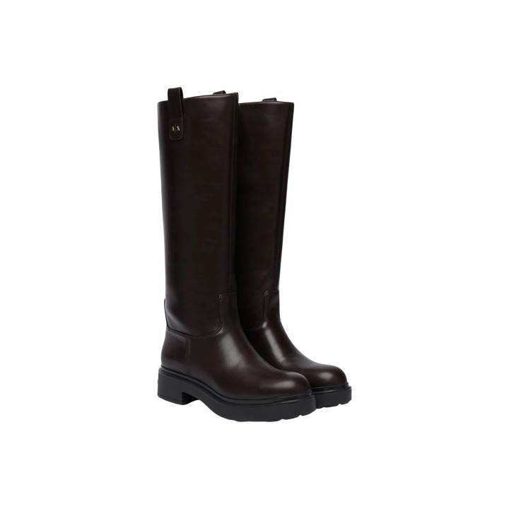 Armani Exchange botas altas de mujer marrones vista tres cuartos