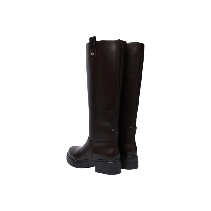 Armani Exchange botas altas de mujer marrones vista posterior