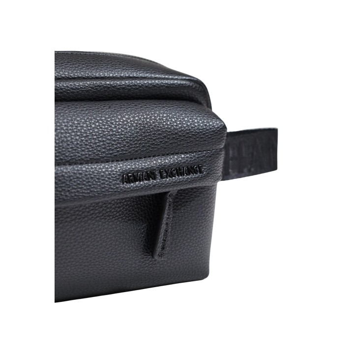 Detalle del bolso negro Armani Exchange XM003230 AF26651