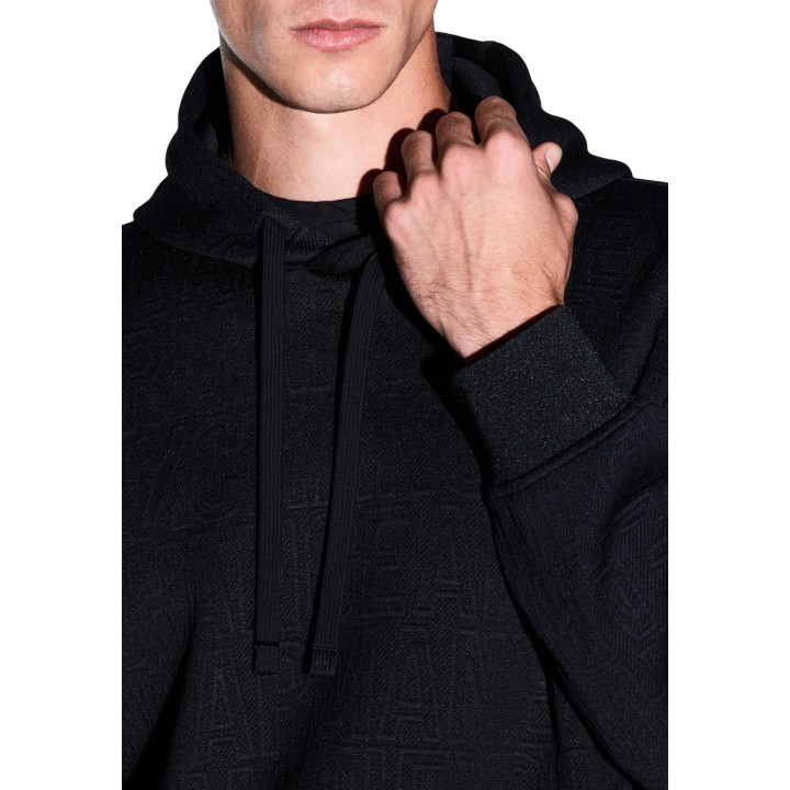 Detalle de sudadera Armani Exchange negra con capucha y cordones