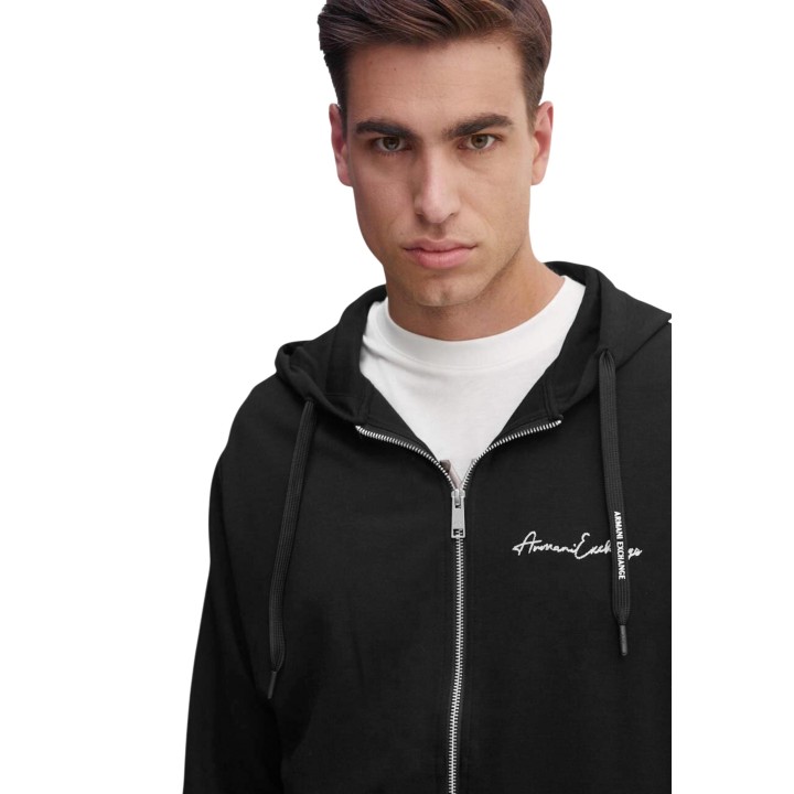 Detalle frontal de sudadera negra con capucha Armani Exchange para hombre
