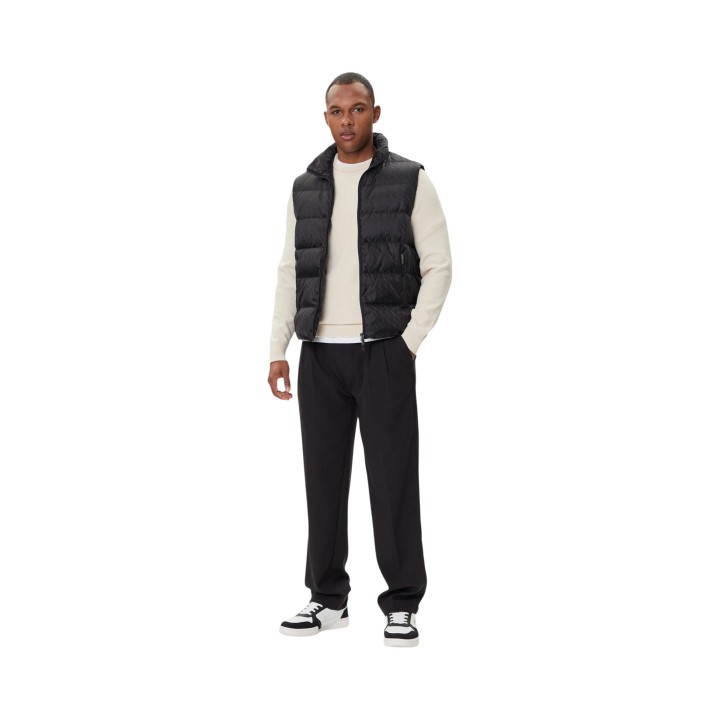 Armani Exchange chaleco negro de hombre XM001581 AF16628 vista tres cuartos