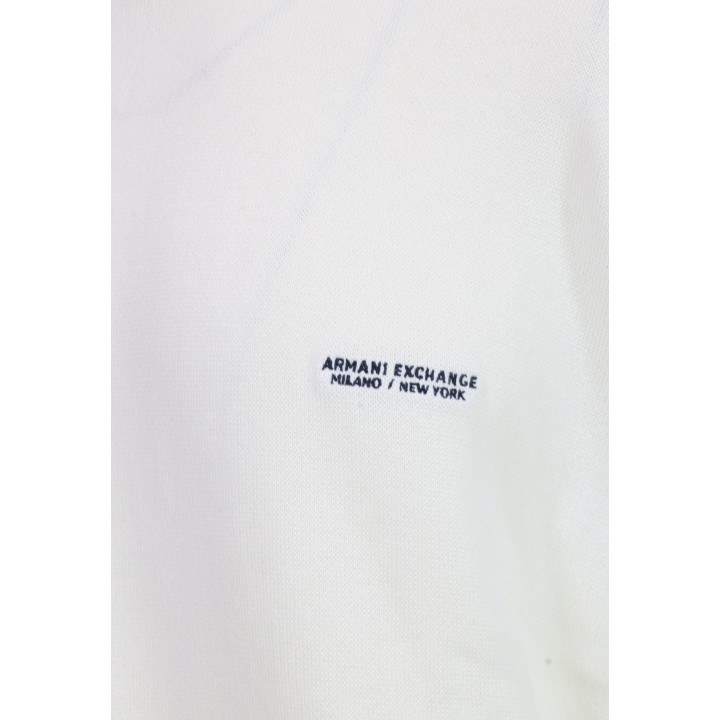 Jersey blanco Armani Exchange XM002722 AF11960 detalle del logo frontal