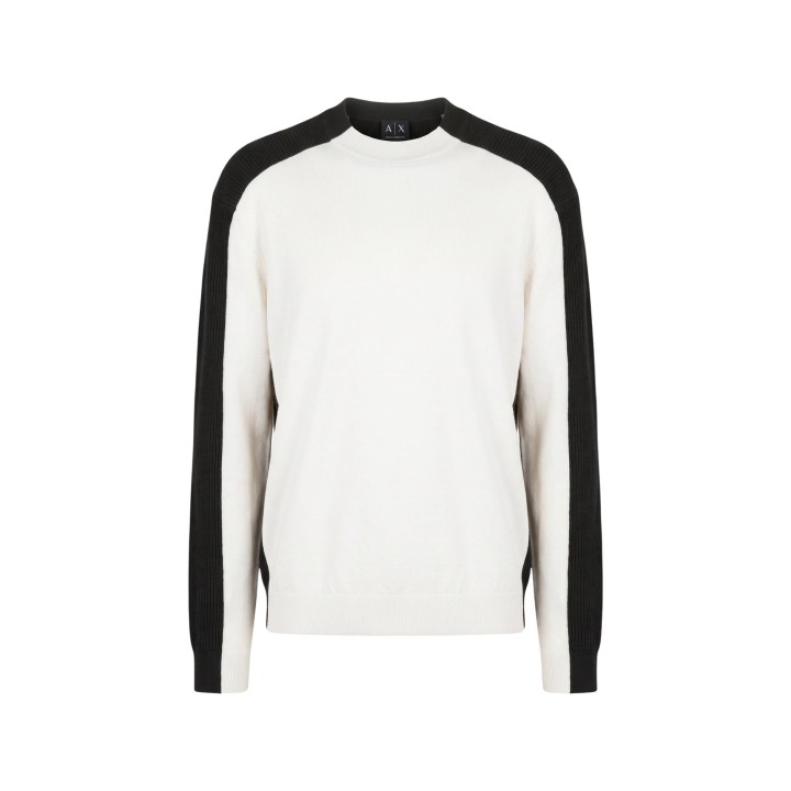 Detalle frontal del jersey Armani Exchange de hombre en tejido crema y negro