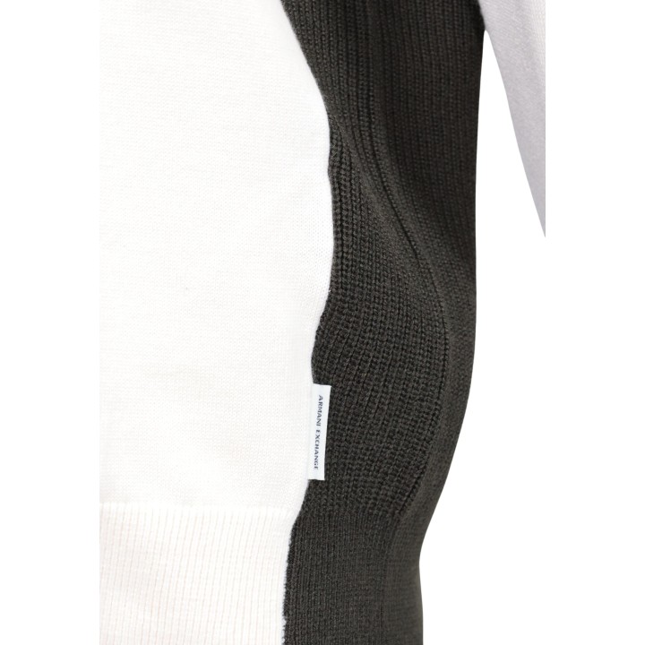 Detalle del tejido del jersey Armani Exchange de hombre en crema y negro