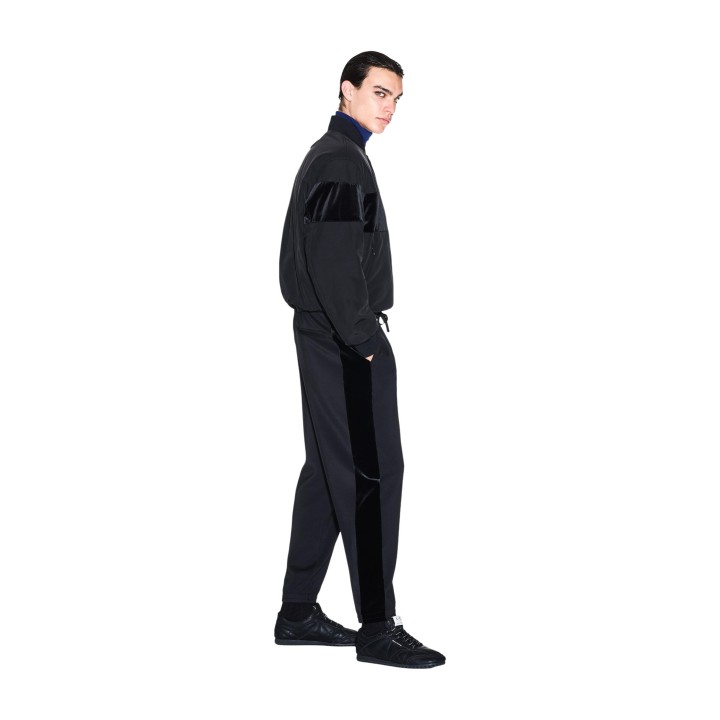 Pantalón negro de hombre Armani Exchange XM002924 AF19936 vista de tres cuartos