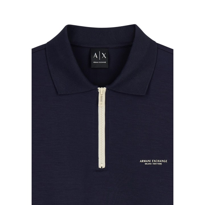 Detalle del cuello y cremallera de sudadera azul Armani Exchange para hombre