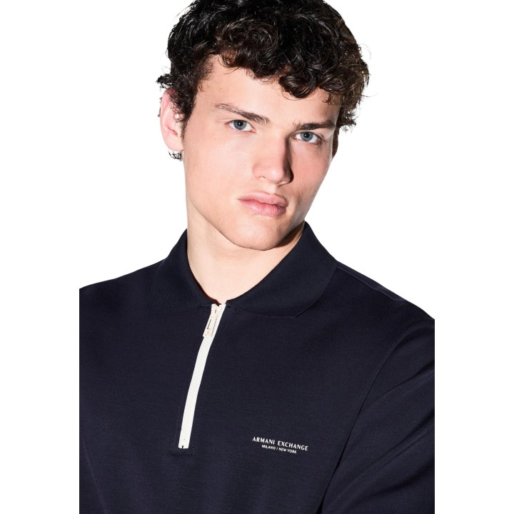 Detalle frontal de sudadera azul Armani Exchange para hombre