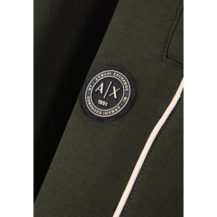 Detalle del logo Armani Exchange en pantalón de hombre verde oliva