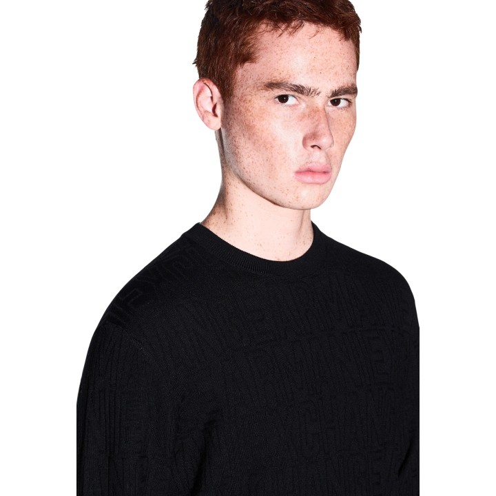 Detalle del cuello y textura del jersey negro Armani Exchange de hombre