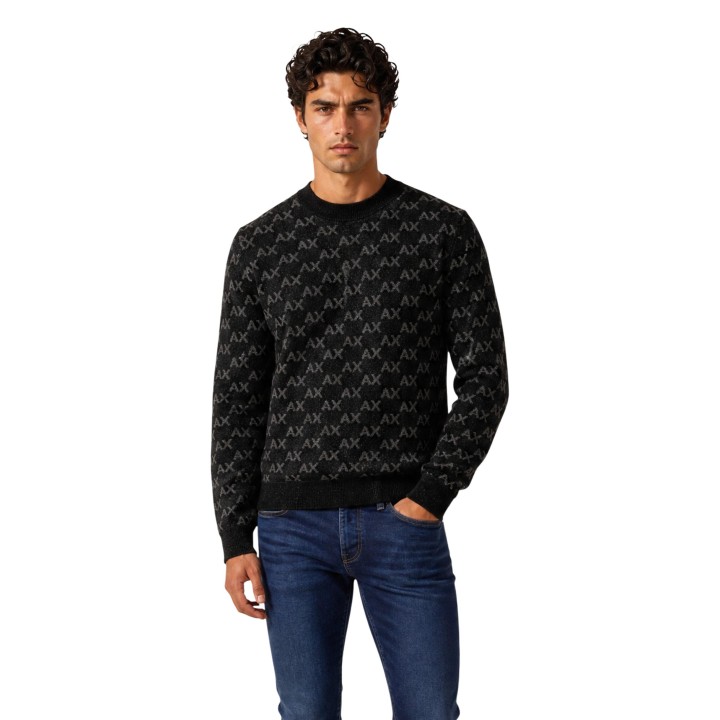 Jersey negro de hombre Armani Exchange XM002992 AF16916 vista frontal con modelo