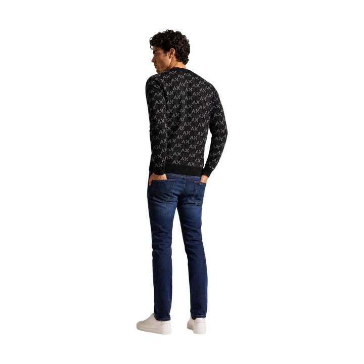 Jersey negro de hombre Armani Exchange XM002992 AF16916 vista posterior con modelo