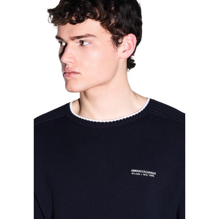 Armani Exchange jersey azul de hombre XM003009 AF28775 detalle del cuello y logo